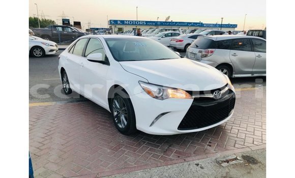 Acheter Import Voiture Toyota Camry Blanc à Import - Dubai, Grande Comore