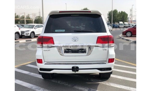 Acheter Import Voiture Toyota Land Cruiser Blanc à Import - Dubai, Grande Comore Acheter Import Voiture Toyota Land Cruiser Blanc à Import - Dubai, Grande Comore