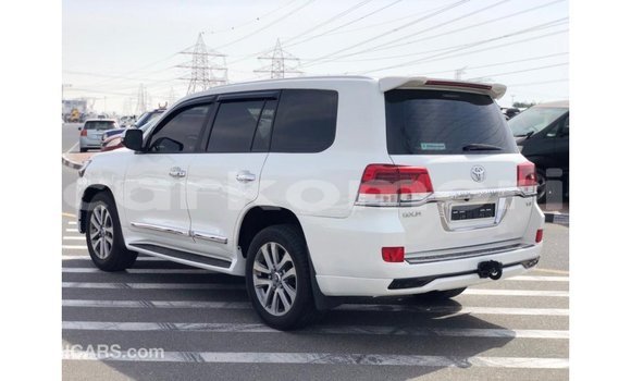 Acheter Import Voiture Toyota Land Cruiser Blanc à Import - Dubai, Grande Comore Acheter Import Voiture Toyota Land Cruiser Blanc à Import - Dubai, Grande Comore