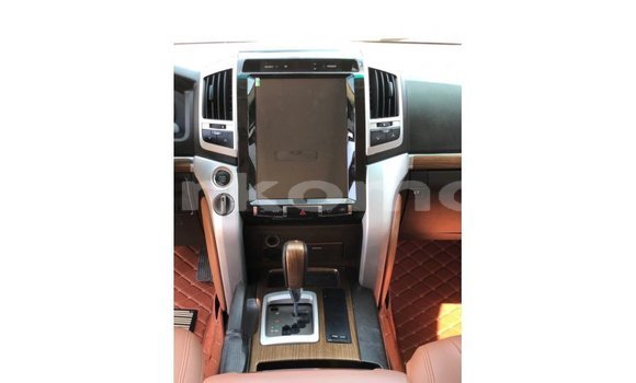 Acheter Import Voiture Toyota Land Cruiser Blanc à Import - Dubai, Grande Comore Acheter Import Voiture Toyota Land Cruiser Blanc à Import - Dubai, Grande Comore