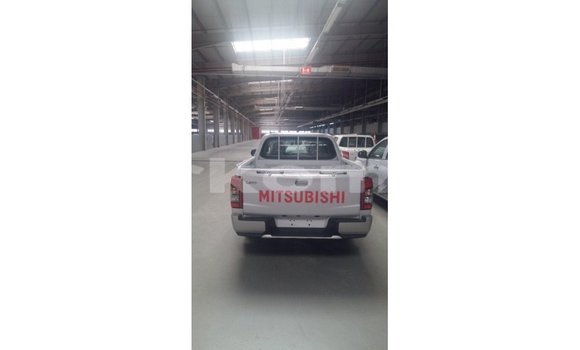 Acheter Import Voiture Mitsubishi L200 Blanc à Import - Dubai, Grande Comore Acheter Import Voiture Mitsubishi L200 Blanc à Import - Dubai, Grande Comore
