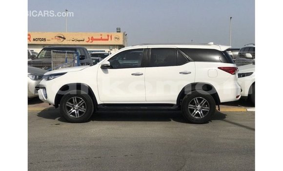 Acheter Import Voiture Toyota Fortuner Blanc à Import - Dubai, Grande Comore Acheter Import Voiture Toyota Fortuner Blanc à Import - Dubai, Grande Comore