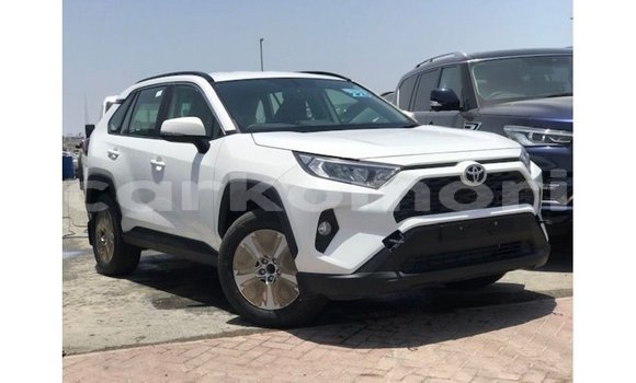 Buy Import Toyota 4Runner White Car in Import - Dubai in Great Comore