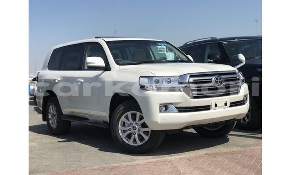 Buy Import Toyota Land Cruiser White Car in Import - Dubai in Great Comore