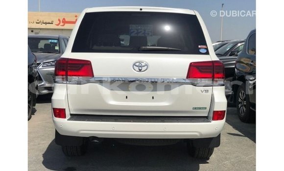 Acheter Import Voiture Toyota Land Cruiser Blanc à Import - Dubai, Grande Comore Acheter Import Voiture Toyota Land Cruiser Blanc à Import - Dubai, Grande Comore
