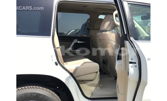 Acheter Import Voiture Toyota Land Cruiser Blanc à Import - Dubai, Grande Comore Acheter Import Voiture Toyota Land Cruiser Blanc à Import - Dubai, Grande Comore
