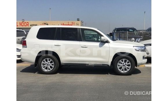 Acheter Import Voiture Toyota Land Cruiser Blanc à Import - Dubai, Grande Comore Acheter Import Voiture Toyota Land Cruiser Blanc à Import - Dubai, Grande Comore