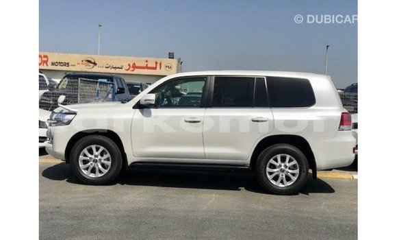 Acheter Import Voiture Toyota Land Cruiser Blanc à Import - Dubai, Grande Comore Acheter Import Voiture Toyota Land Cruiser Blanc à Import - Dubai, Grande Comore