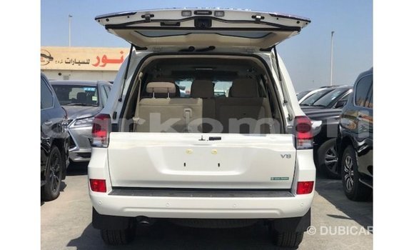 Acheter Import Voiture Toyota Land Cruiser Blanc à Import - Dubai, Grande Comore Acheter Import Voiture Toyota Land Cruiser Blanc à Import - Dubai, Grande Comore