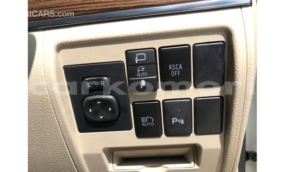 Acheter Import Voiture Toyota Land Cruiser Blanc à Import - Dubai, Grande Comore Acheter Import Voiture Toyota Land Cruiser Blanc à Import - Dubai, Grande Comore