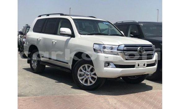 Acheter Import Voiture Toyota Land Cruiser Blanc à Import - Dubai, Grande Comore Acheter Import Voiture Toyota Land Cruiser Blanc à Import - Dubai, Grande Comore
