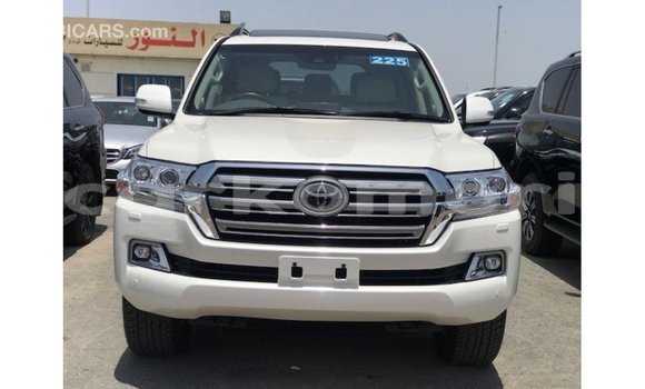 Acheter Import Voiture Toyota Land Cruiser Blanc à Import - Dubai, Grande Comore Acheter Import Voiture Toyota Land Cruiser Blanc à Import - Dubai, Grande Comore