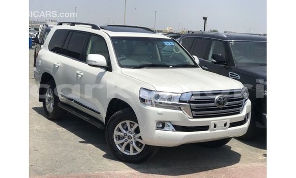 Acheter Import Voiture Toyota Land Cruiser Blanc à Import - Dubai, Grande Comore Acheter Import Voiture Toyota Land Cruiser Blanc à Import - Dubai, Grande Comore