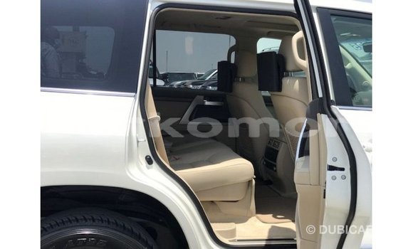Acheter Import Voiture Toyota Land Cruiser Blanc à Import - Dubai, Grande Comore Acheter Import Voiture Toyota Land Cruiser Blanc à Import - Dubai, Grande Comore