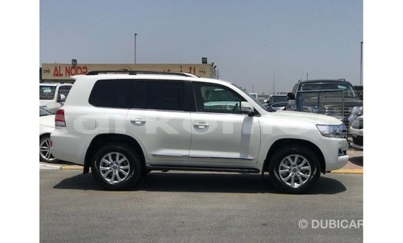 Acheter Import Voiture Toyota Land Cruiser Blanc à Import - Dubai, Grande Comore Acheter Import Voiture Toyota Land Cruiser Blanc à Import - Dubai, Grande Comore
