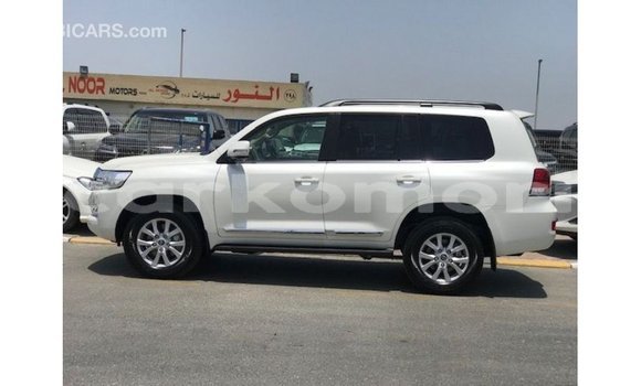 Acheter Import Voiture Toyota Land Cruiser Blanc à Import - Dubai, Grande Comore Acheter Import Voiture Toyota Land Cruiser Blanc à Import - Dubai, Grande Comore