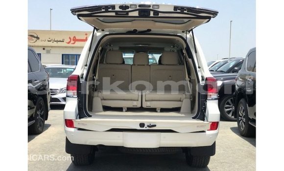 Acheter Import Voiture Toyota Land Cruiser Blanc à Import - Dubai, Grande Comore Acheter Import Voiture Toyota Land Cruiser Blanc à Import - Dubai, Grande Comore