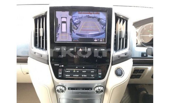 Acheter Import Voiture Toyota Land Cruiser Blanc à Import - Dubai, Grande Comore Acheter Import Voiture Toyota Land Cruiser Blanc à Import - Dubai, Grande Comore