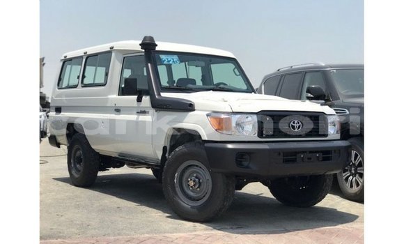 Buy Import Toyota Land Cruiser White Car in Import - Dubai in Great Comore