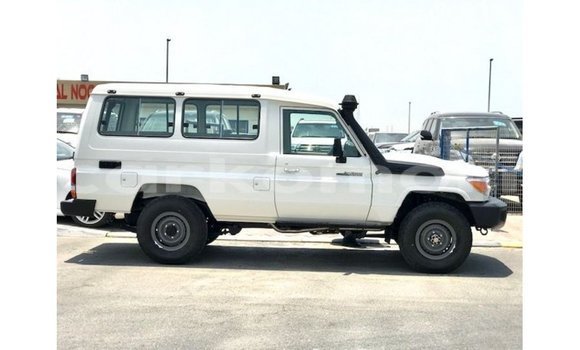 Buy Import Toyota Land Cruiser White Car in Import - Dubai in Great Comore Buy Import Toyota Land Cruiser White Car in Import - Dubai in Great Comore