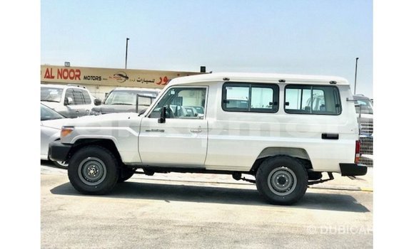 Buy Import Toyota Land Cruiser White Car in Import - Dubai in Great Comore Buy Import Toyota Land Cruiser White Car in Import - Dubai in Great Comore
