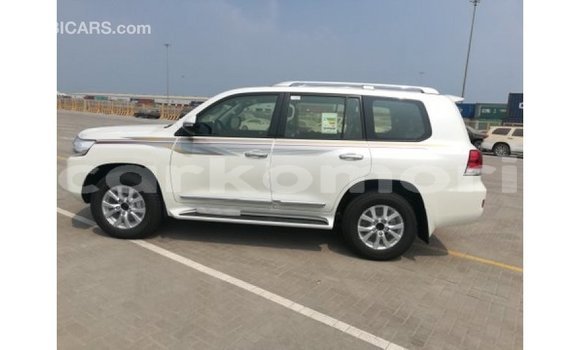 Acheter Import Voiture Toyota Land Cruiser Blanc à Import - Dubai, Grande Comore Acheter Import Voiture Toyota Land Cruiser Blanc à Import - Dubai, Grande Comore
