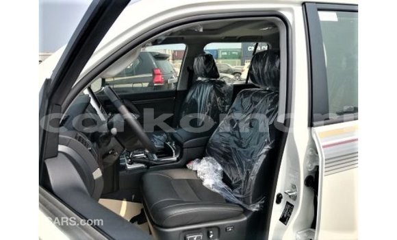 Acheter Import Voiture Toyota Land Cruiser Blanc à Import - Dubai, Grande Comore Acheter Import Voiture Toyota Land Cruiser Blanc à Import - Dubai, Grande Comore