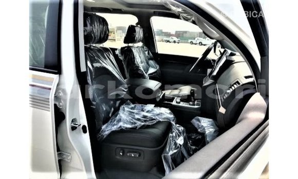 Acheter Import Voiture Toyota Land Cruiser Blanc à Import - Dubai, Grande Comore Acheter Import Voiture Toyota Land Cruiser Blanc à Import - Dubai, Grande Comore