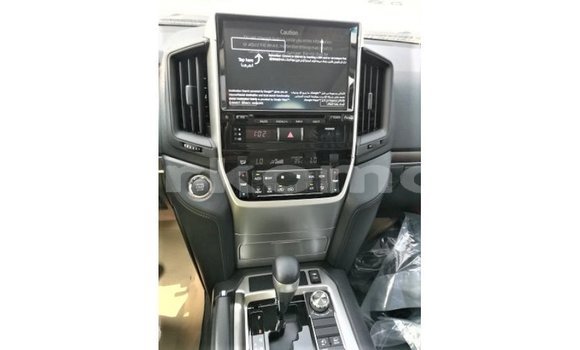 Acheter Import Voiture Toyota Land Cruiser Blanc à Import - Dubai, Grande Comore Acheter Import Voiture Toyota Land Cruiser Blanc à Import - Dubai, Grande Comore