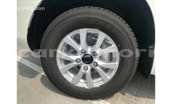 Acheter Import Voiture Toyota Land Cruiser Blanc à Import - Dubai, Grande Comore Acheter Import Voiture Toyota Land Cruiser Blanc à Import - Dubai, Grande Comore