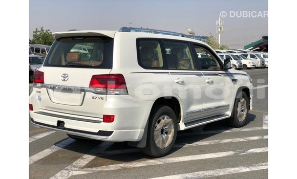 Acheter Import Voiture Toyota Land Cruiser Blanc à Import - Dubai, Grande Comore Acheter Import Voiture Toyota Land Cruiser Blanc à Import - Dubai, Grande Comore