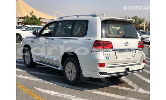 Acheter Import Voiture Toyota Land Cruiser Blanc à Import - Dubai, Grande Comore Acheter Import Voiture Toyota Land Cruiser Blanc à Import - Dubai, Grande Comore