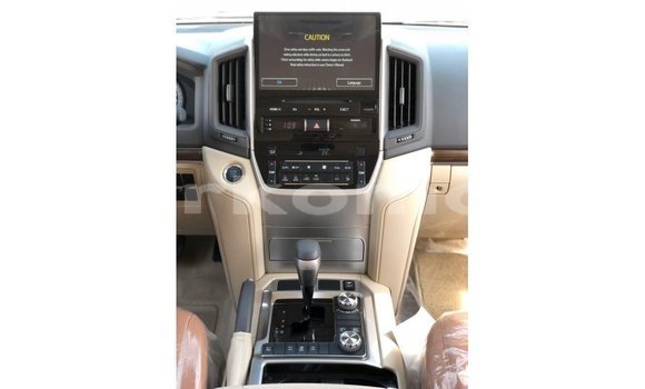 Acheter Import Voiture Toyota Land Cruiser Blanc à Import - Dubai, Grande Comore Acheter Import Voiture Toyota Land Cruiser Blanc à Import - Dubai, Grande Comore