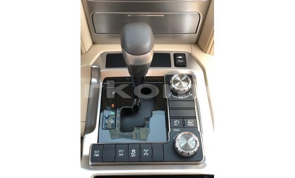 Acheter Import Voiture Toyota Land Cruiser Blanc à Import - Dubai, Grande Comore Acheter Import Voiture Toyota Land Cruiser Blanc à Import - Dubai, Grande Comore