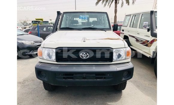 Acheter Import Voiture Toyota Land Cruiser Blanc à Import - Dubai, Grande Comore Acheter Import Voiture Toyota Land Cruiser Blanc à Import - Dubai, Grande Comore