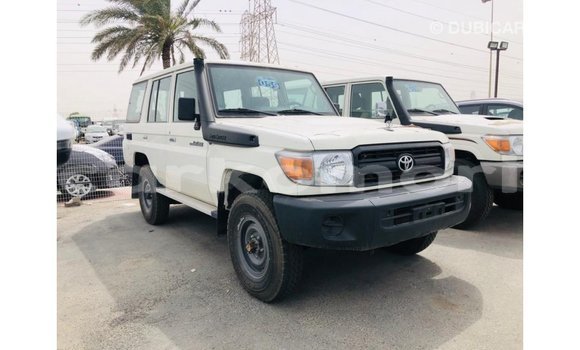 Acheter Import Voiture Toyota Land Cruiser Blanc à Import - Dubai, Grande Comore Acheter Import Voiture Toyota Land Cruiser Blanc à Import - Dubai, Grande Comore