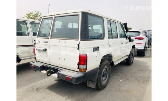 Acheter Import Voiture Toyota Land Cruiser Blanc à Import - Dubai, Grande Comore Acheter Import Voiture Toyota Land Cruiser Blanc à Import - Dubai, Grande Comore