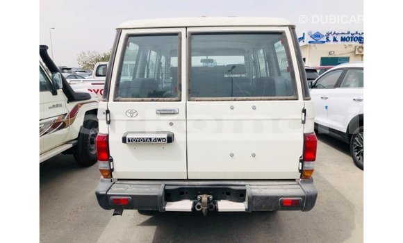 Acheter Import Voiture Toyota Land Cruiser Blanc à Import - Dubai, Grande Comore Acheter Import Voiture Toyota Land Cruiser Blanc à Import - Dubai, Grande Comore