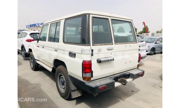 Acheter Import Voiture Toyota Land Cruiser Blanc à Import - Dubai, Grande Comore Acheter Import Voiture Toyota Land Cruiser Blanc à Import - Dubai, Grande Comore
