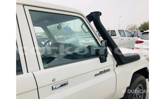 Acheter Import Voiture Toyota Land Cruiser Blanc à Import - Dubai, Grande Comore Acheter Import Voiture Toyota Land Cruiser Blanc à Import - Dubai, Grande Comore