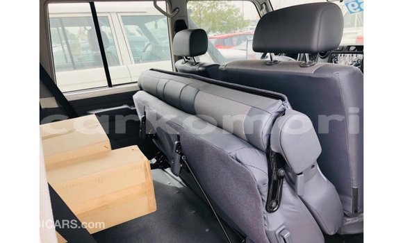Acheter Import Voiture Toyota Land Cruiser Blanc à Import - Dubai, Grande Comore Acheter Import Voiture Toyota Land Cruiser Blanc à Import - Dubai, Grande Comore