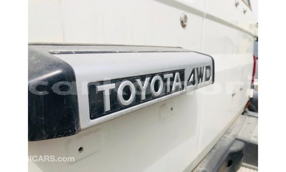 Acheter Import Voiture Toyota Land Cruiser Blanc à Import - Dubai, Grande Comore Acheter Import Voiture Toyota Land Cruiser Blanc à Import - Dubai, Grande Comore
