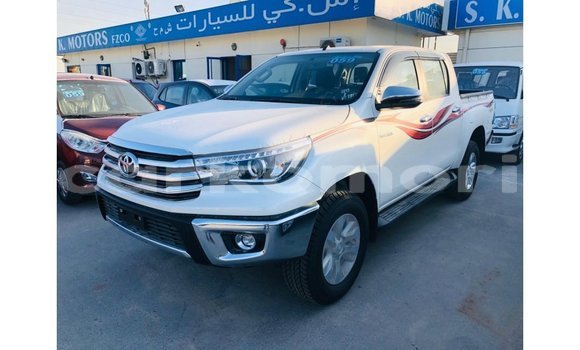 Acheter Import Voiture Toyota Hilux Blanc à Import - Dubai, Grande Comore