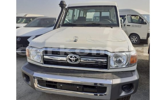 Buy Import Toyota Land Cruiser White Car in Import - Dubai in Great Comore