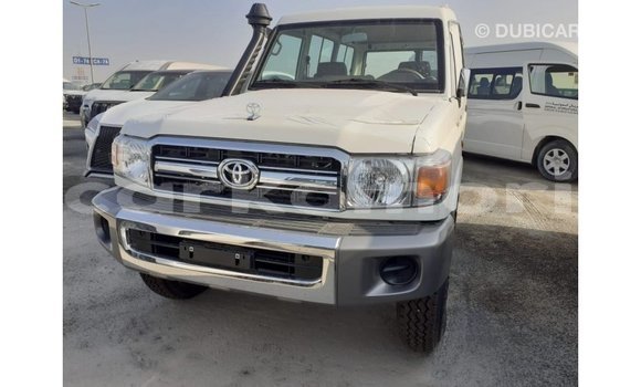 Acheter Import Voiture Toyota Land Cruiser Blanc à Import - Dubai, Grande Comore Acheter Import Voiture Toyota Land Cruiser Blanc à Import - Dubai, Grande Comore