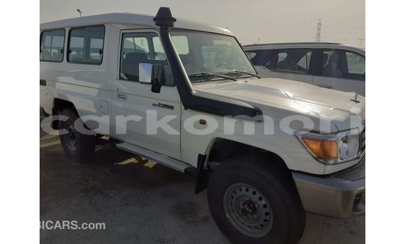 Acheter Import Voiture Toyota Land Cruiser Blanc à Import - Dubai, Grande Comore Acheter Import Voiture Toyota Land Cruiser Blanc à Import - Dubai, Grande Comore