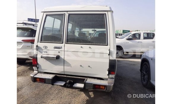 Acheter Import Voiture Toyota Land Cruiser Blanc à Import - Dubai, Grande Comore Acheter Import Voiture Toyota Land Cruiser Blanc à Import - Dubai, Grande Comore