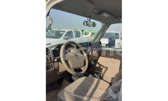 Acheter Import Voiture Toyota Land Cruiser Blanc à Import - Dubai, Grande Comore Acheter Import Voiture Toyota Land Cruiser Blanc à Import - Dubai, Grande Comore