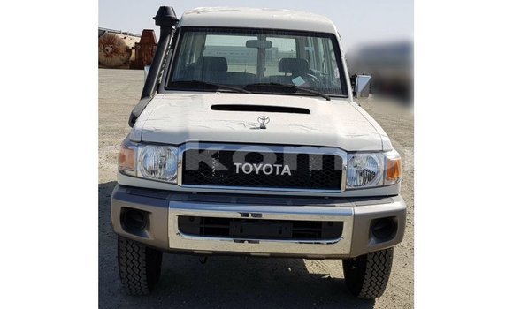 Buy Import Toyota Land Cruiser White Car in Import - Dubai in Great Comore
