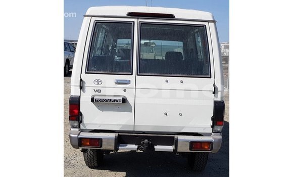 Acheter Import Voiture Toyota Land Cruiser Blanc à Import - Dubai, Grande Comore Acheter Import Voiture Toyota Land Cruiser Blanc à Import - Dubai, Grande Comore